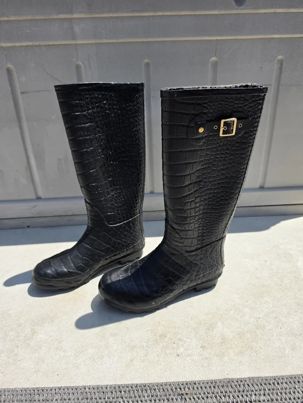 Khombu Black Crocodike Embossed Rain Boot — Size 9